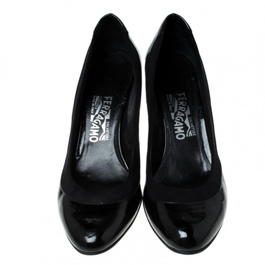 These black pumps from Salvatore Ferragamo are simple but a must-have. Crafted using patent leather, and balanced on wedges, the round-toe pumps are complete with the brand label on the insoles. They are high in both style and comfort.